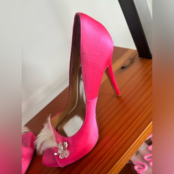 Badgley Mischka Hot Pink Feather Stiletto Heels women’s size 9 - Picture 5 of 11